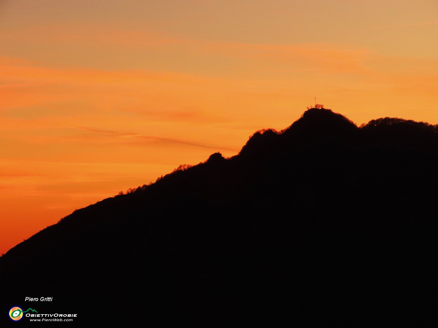 67 ...nella luce e nei colori del sole tramontato dietro lo Zucco.JPG